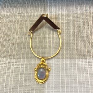 Vintage gold tone pendant charm holder with 1 charm